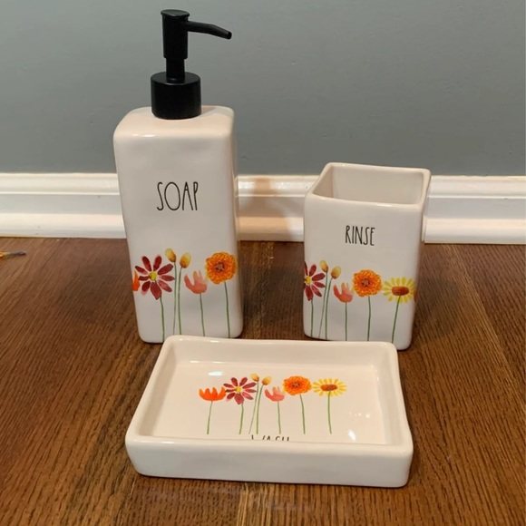 Rae Dunn Bath Set